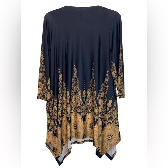 White Mark black Scroll, 3/4” sleeve, handkerchief hem top. EUC Size 2 XL - Picture 2 of 6